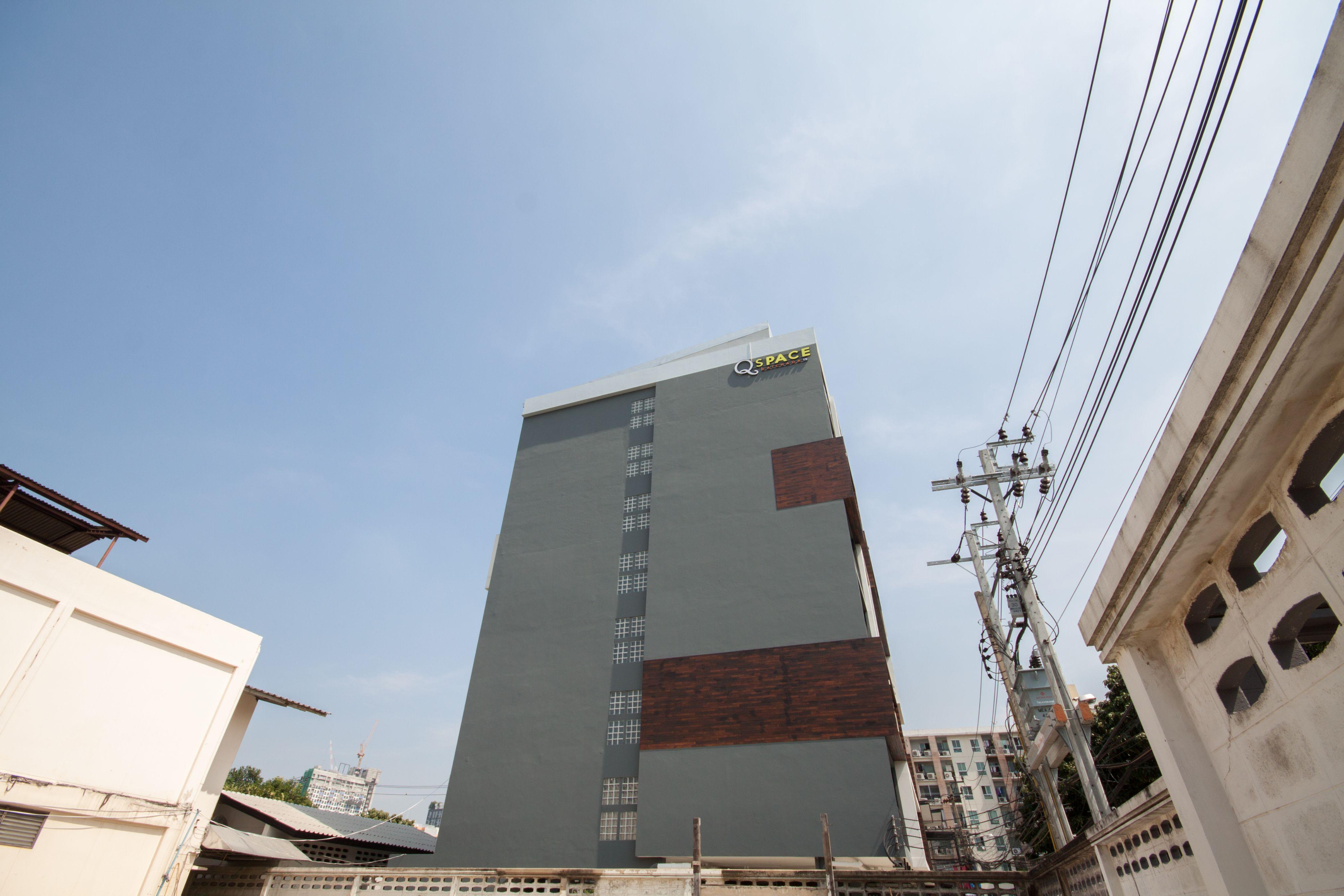 Q Space Residence Bangkok Luaran gambar