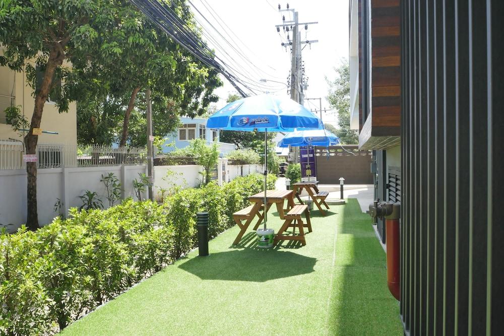 Q Space Residence Bangkok Luaran gambar